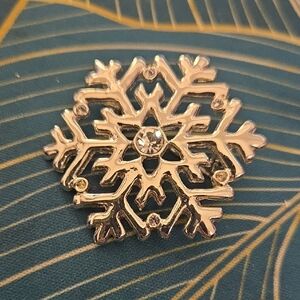 Vintage 90s Elegant Silver Snowflake Brooch Pin